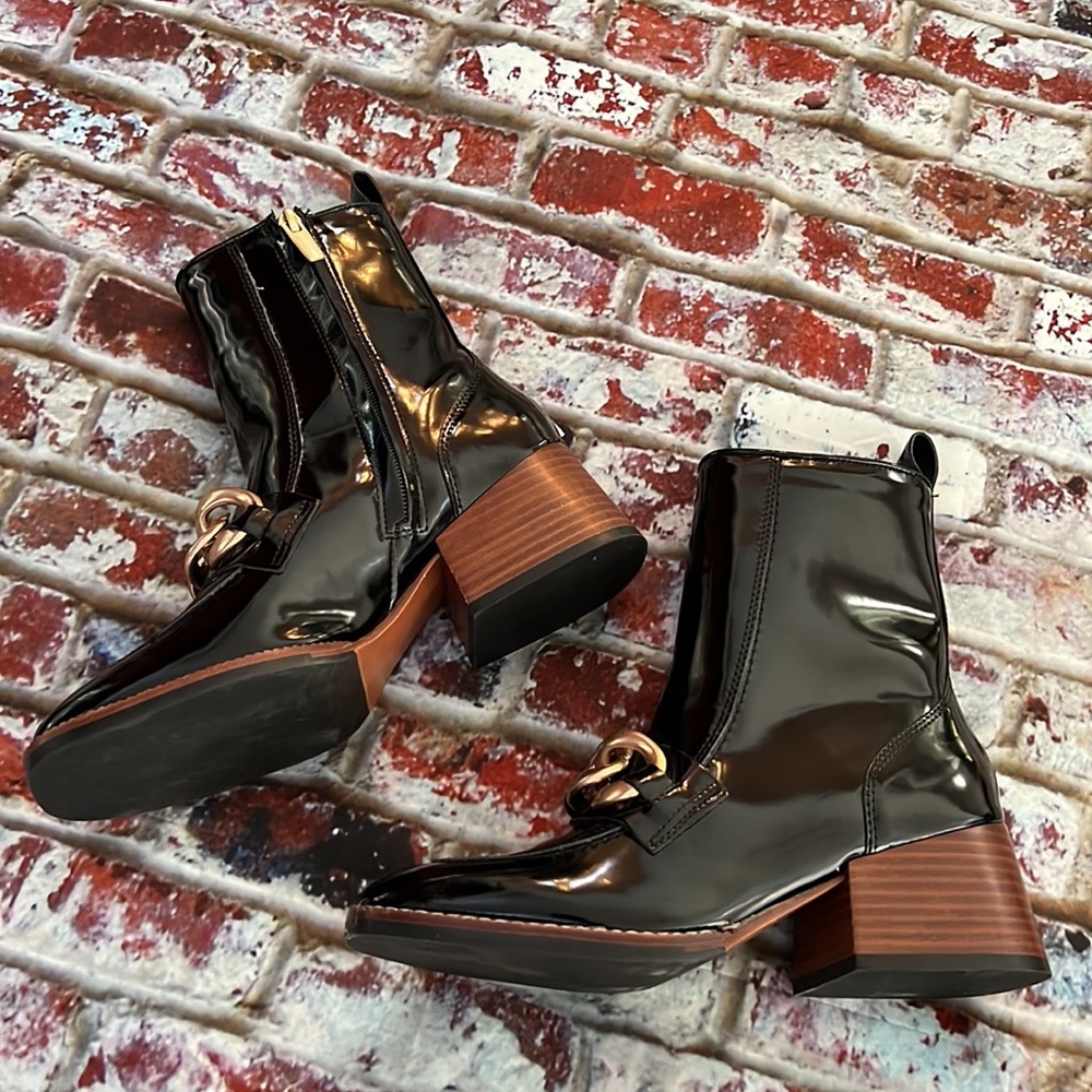Steve Madden black patent leather with large top stitching and soft gold buckle - Picture 5 of 8